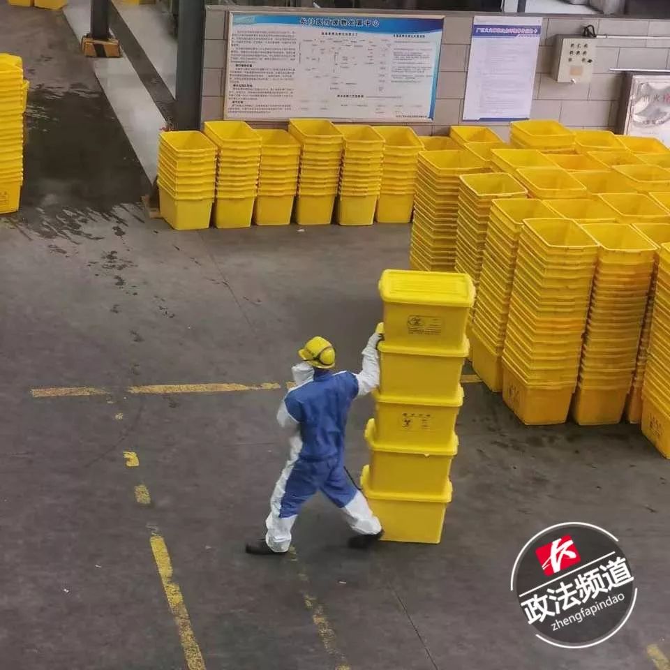 長(zhǎng)沙市醫(yī)療廢物處置中心內(nèi)全副武裝的工作人員在轉(zhuǎn)運(yùn)醫(yī)療廢物